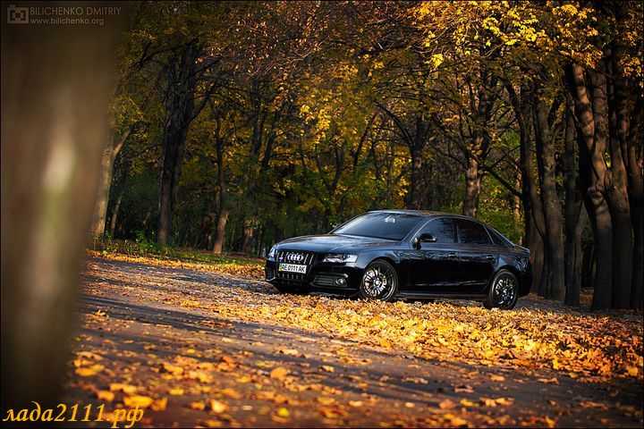автомобиль на фоне осени автомобиль на фоне осени