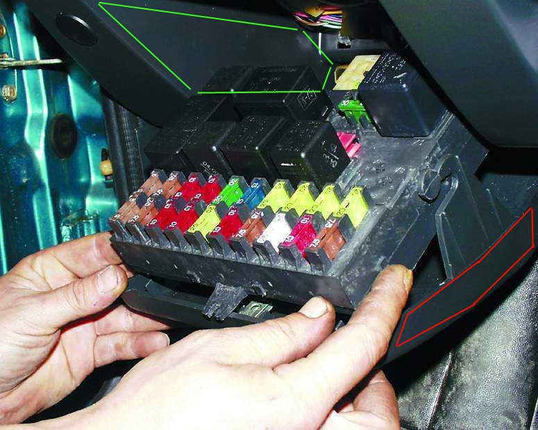 скрипы и дребезг блока предохранителей